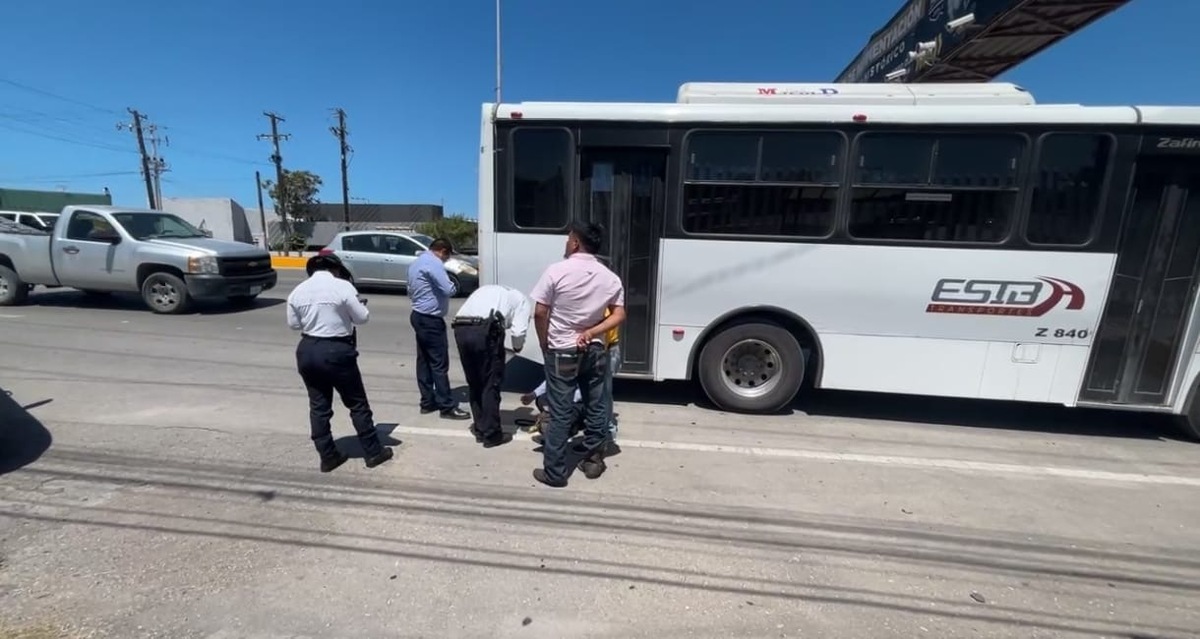Mujer cae al descender de camión urbano 