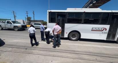 Mujer cae al descender de camión urbano 