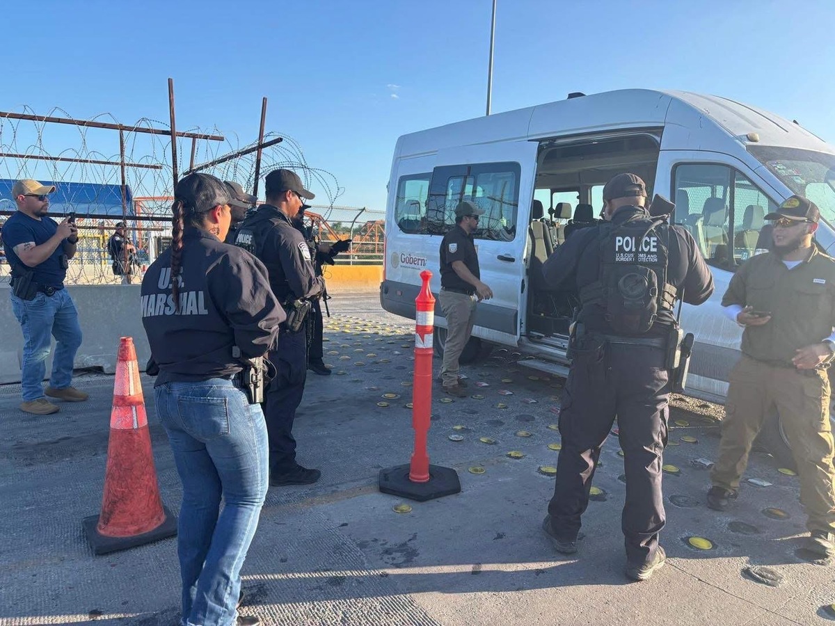 Deportación: El detenido fue identificado como Jason T. Gonzalez, quien contaba con una orden de aprehensión vigente.
