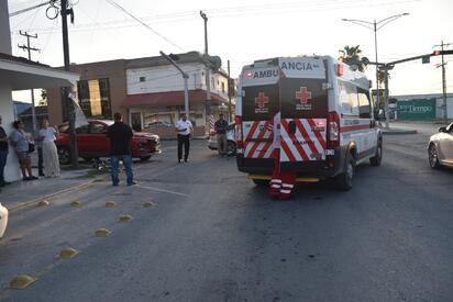 Automovilista embiste a ciclista que no respeto luz roja de semáforo en transitado cruce de Monclova