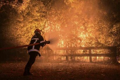 Los incendios forestales continúan fuera de control en Francia y España, provocando evacuaciones masivas, daños en amplias zonas y un intenso