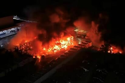 Un incendio consumió una bodega de Pepsi y alrededor de 40 camiones repartidores en Matamoros, Tamaulipas. Autoridades informaron que no hubo personas
