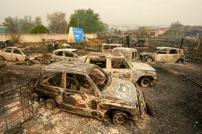 España enfrenta una situación crítica por los incendios forestales, mientras una nueva ola de calor amenaza con dificultar las labores de extinción en diversas