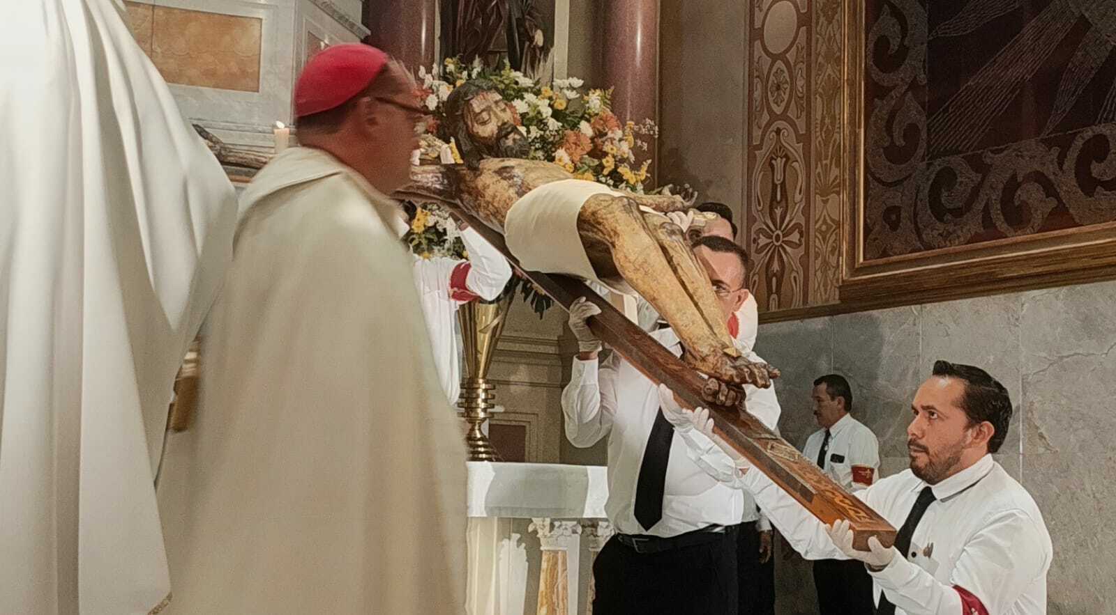 Devoción: Cientos de creyentes acompañaron el tradicional descenso de la imagen que da inicio al novenario más importante de la Diócesis.