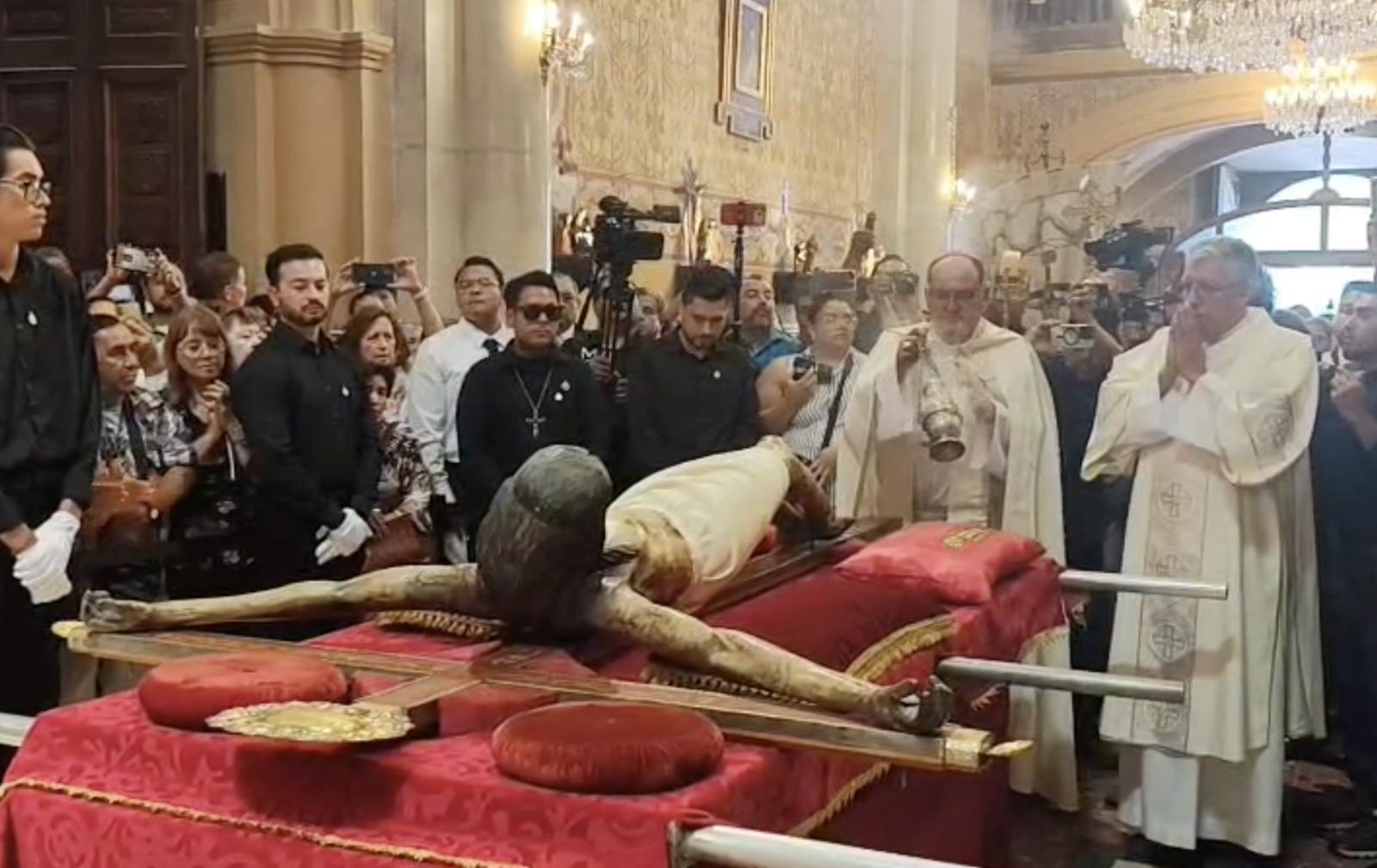 Devoción: Cientos de creyentes acompañaron el tradicional descenso de la imagen que da inicio al novenario más importante de la Diócesis.