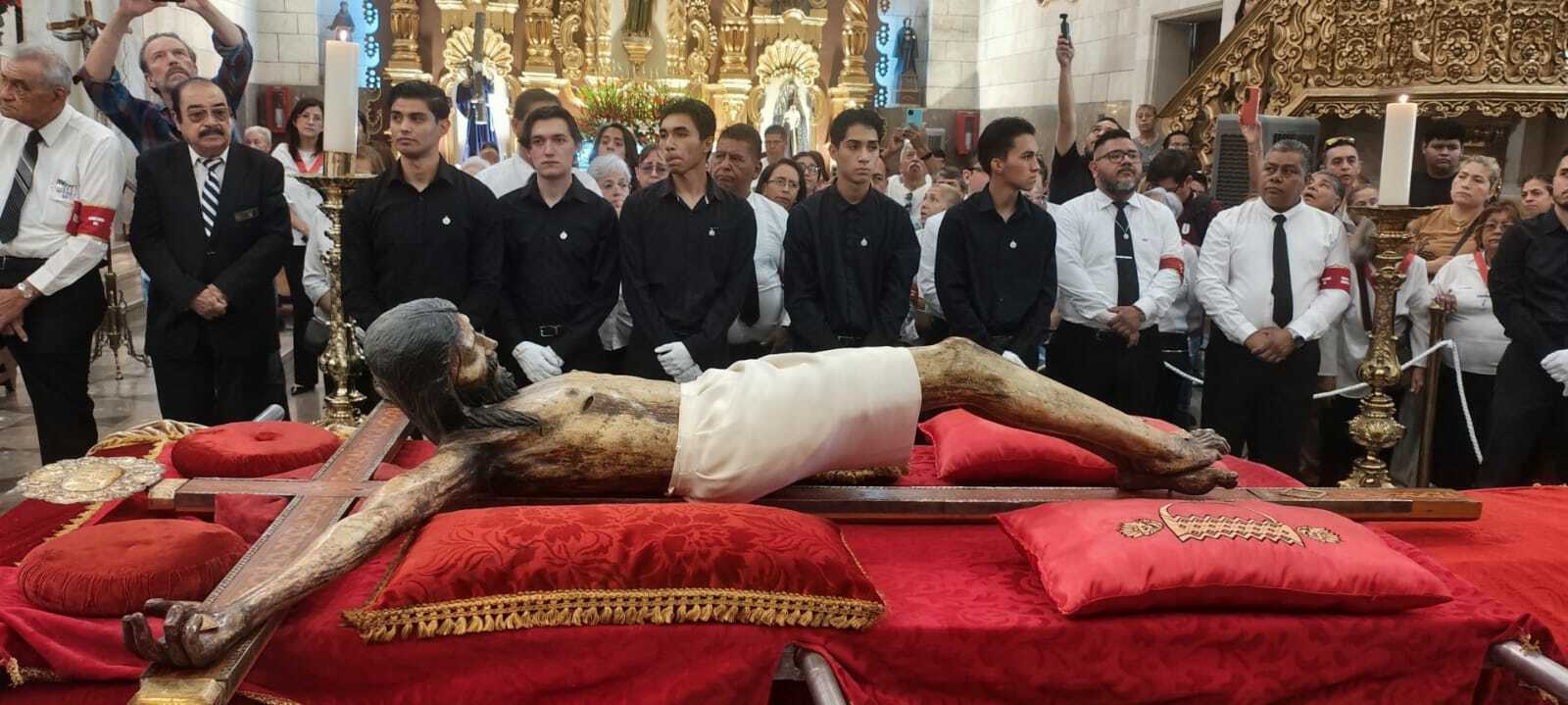 Devoción: Cientos de creyentes acompañaron el tradicional descenso de la imagen que da inicio al novenario más importante de la Diócesis.