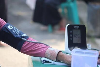 Medirse la presión arterial a diario: el sencillo hábito que puede ayudar a detectar enfermedades