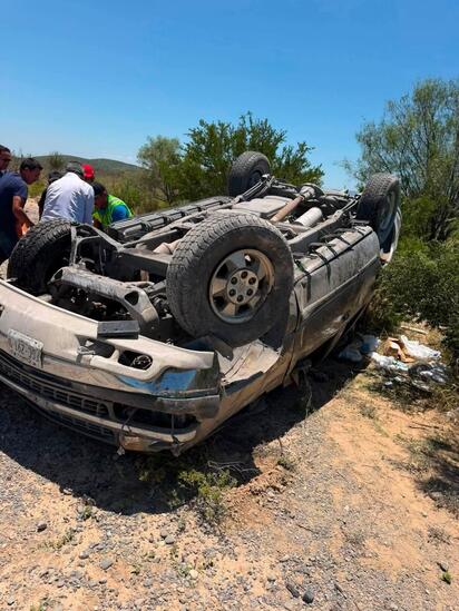 Volcadura en la carretera 57 moviliza a cuerpos de rescate; conductora de Monclova resulta herida