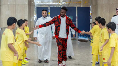 Julián Quiñones es recibido como héroe en su regreso a Arabia Saudita