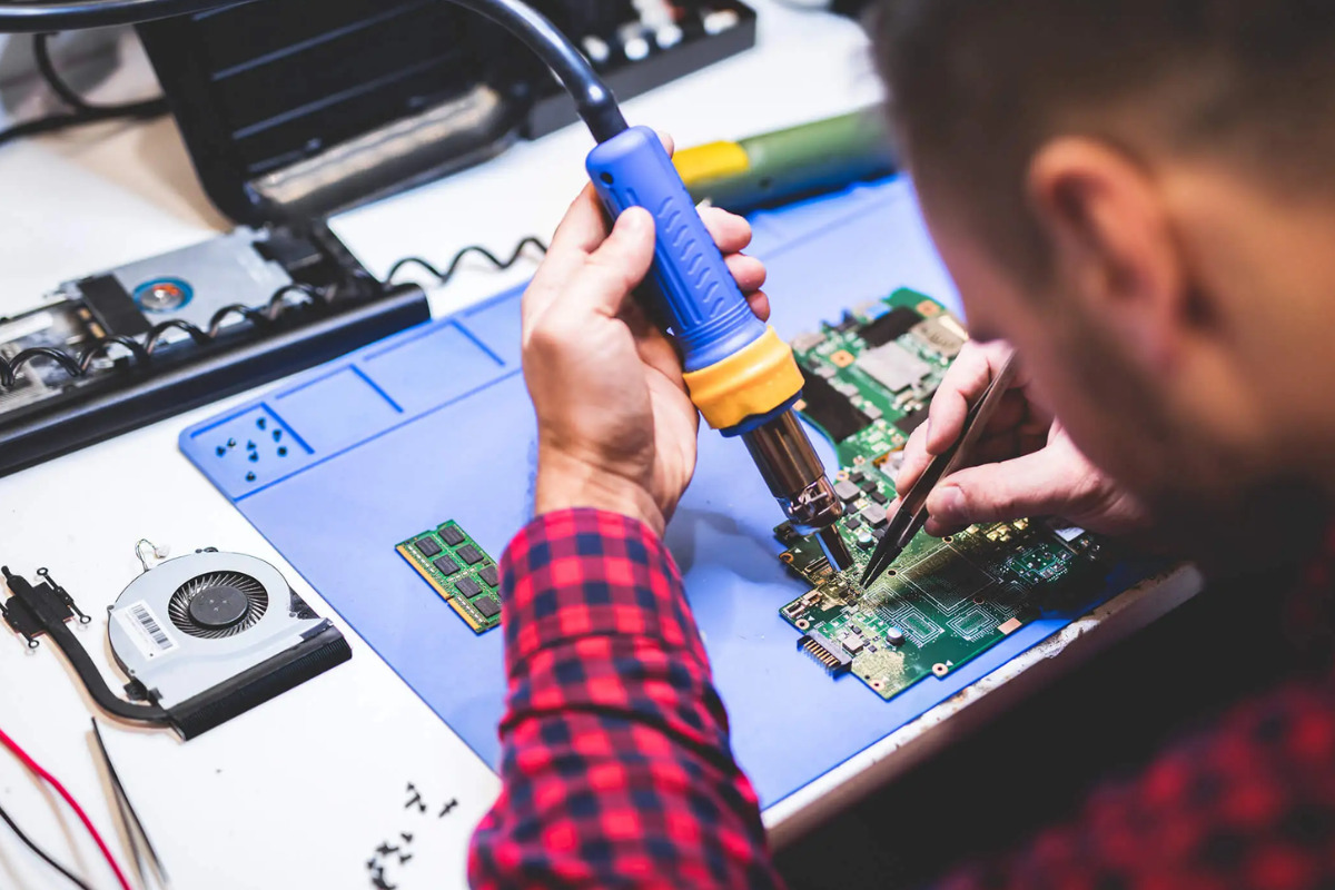 Unión Europea obliga a fabricantes a reparar dispositivos aunque no tengan garantía