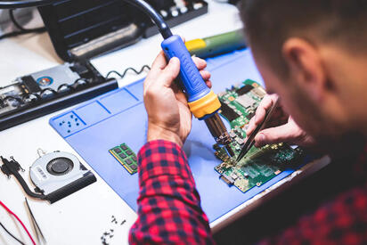 Unión Europea obliga a fabricantes a reparar dispositivos aunque no tengan garantía