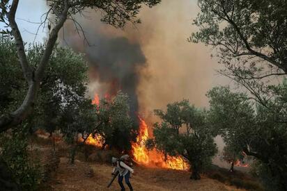 Mueren tres bomberos en Grecia mientras combaten incendios forestales