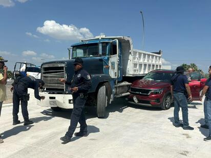 Choque entre camioneta y dompe deja dos mujeres hospitalizadas en el libramiento Eliseo Mendoza