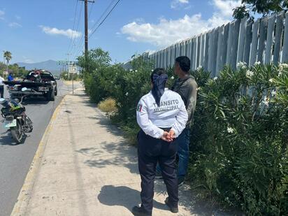 Motociclista sale lesionado tras derrapar por falla en una llanta en La Loma de Monclova