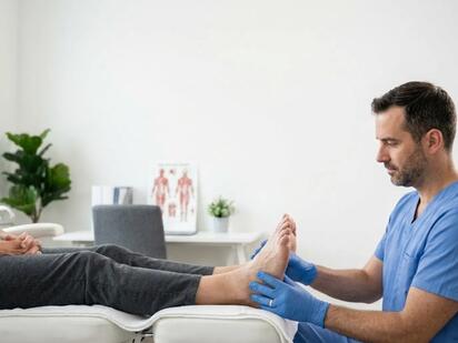 Cómo cuidar tus pies si tienes diabetes o glucosa alta