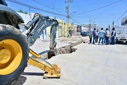 El Gobierno Municipal mantiene en marcha la rehabilitación de la red de drenaje sanitario en la calle Juárez, en la Zona Centro.  El alcalde Carlos Villarreal