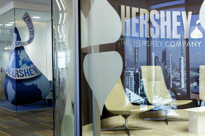 Hershey reporta ventas mayores a lo previsto pese a menor demanda