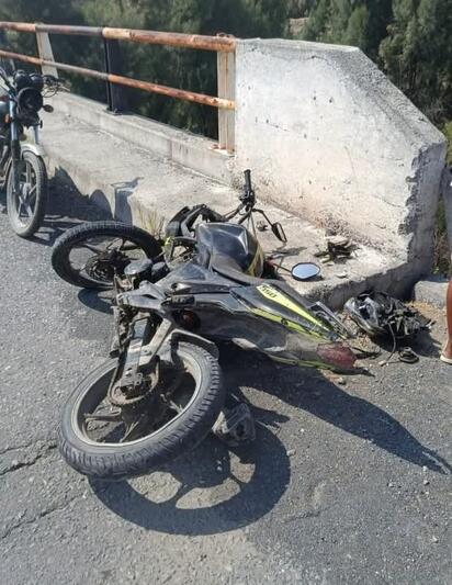 Motociclista es llevado de urgencia a hospital tras sufrir graves lesiones en la carretera 57