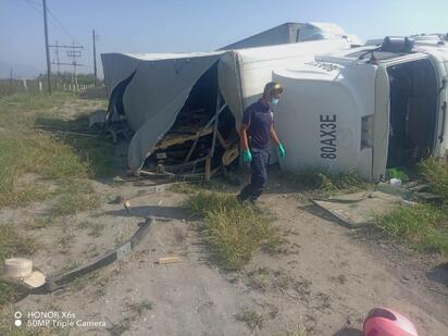 Camión de carga vuelca en la carretera federal 53 y deja un lesionado en Castaños