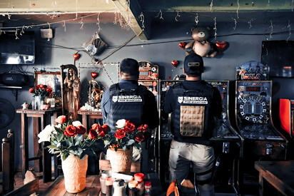 Operativo sorpresa: hallan tragamonedas y detienen a tres personas