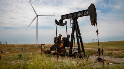 Precios del petróleo caen pese a nuevos ataques entre EU e Irán