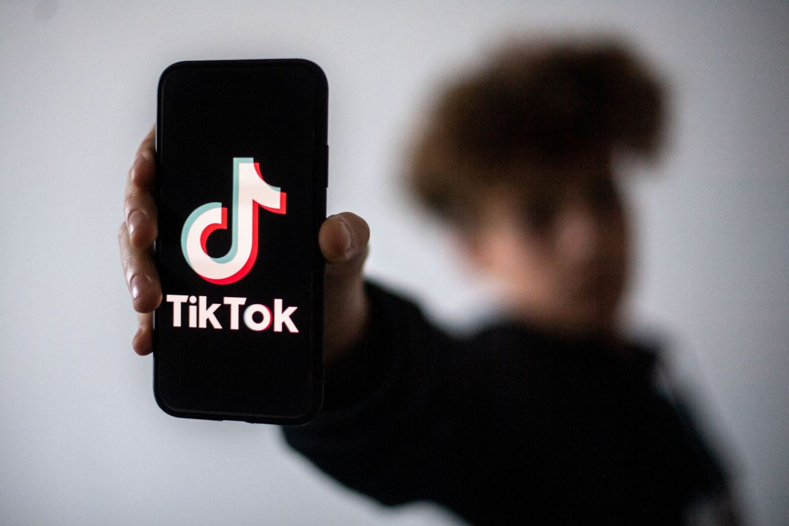 Senadores del PT proponen restringir TikTok para menores de edad