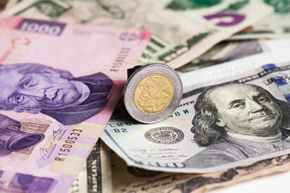 El peso sorprende y recupera terreno frente al dólar