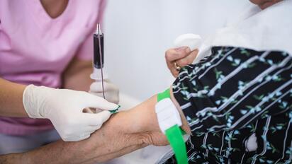 Un análisis de sangre para Alzheimer abre la puerta a diagnósticos