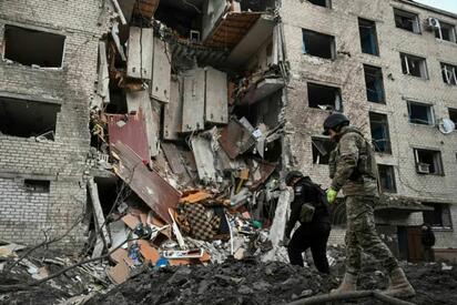 Ataque ruso deja seis muertos de una familia en Ucrania, denuncia Zelenski
