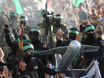 Hamas aceptó un acuerdo que contempla su desarme y la retirada gradual del ejército israelí de Gaza, mientras Israel aún no emite una postura oficial.