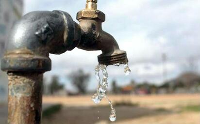 Habitantes enfrentan problemas de abasto; autoridades atribuyen la situación al alto consumo de los usuarios.   En medio de las altas temperaturas