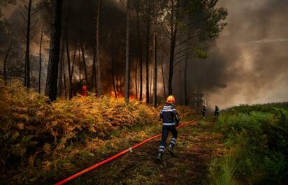 Incendios en Francia y Grecia provocan nuevas evacuaciones