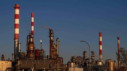 Petróleo cierra con ganancias por tensión en Medio Oriente