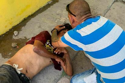 Buscan a familia de joven en situación de calle tras negarse a recibir ayuda frente al Hospital Amparo Pape