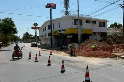 Implementan cambios viales en calle Viena por obra del colector en Torreón
