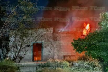 Familia escapa de las llamas; incendio consume por completo una habitación en la Pedregal de San Ángel