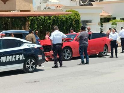 Desesperación por llegar al hospital termina en aparatoso choque; destrozan bazar y dos vehículos