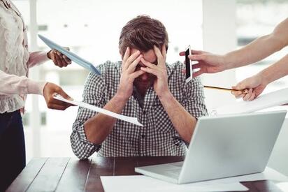 El estrés laboral perjudica el sueño en la mediana edad