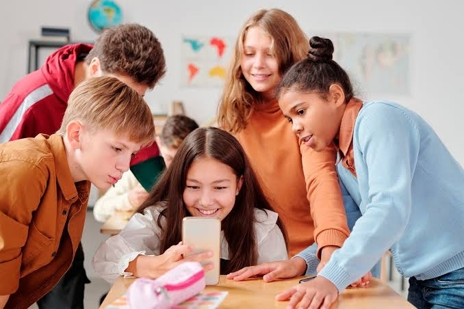 Tener un teléfono móvil propio podría estar relacionado con un menor desempeño en comprensión lectora entre los niños de primaria, de acuerdo con un estudio