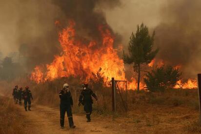 Dos helicópteros colisionaron mientras participaban en el combate de un incendio forestal en Grecia, lo que provocó el despliegue inmediato de equipos
