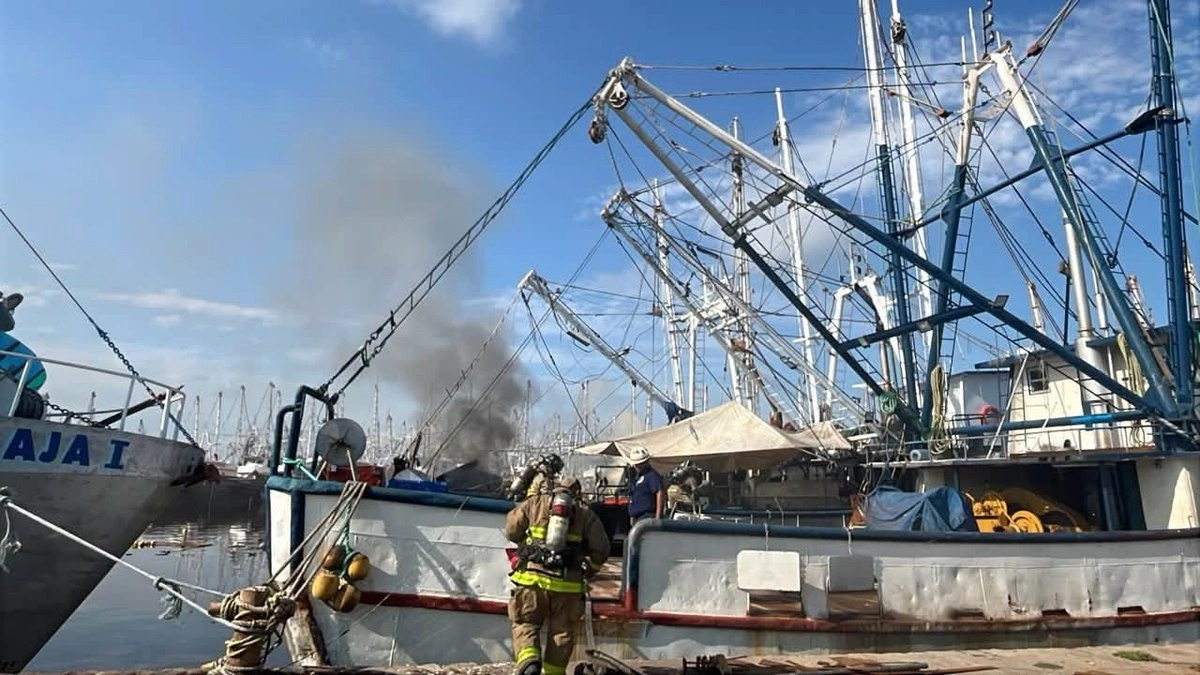 Estallido e incendio en barco 'Perseo' deja un fallecido en Mazatlán