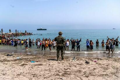 Marruecos confirma 40 mil cruces hacia Ceuta y reporta 11 fallecidos