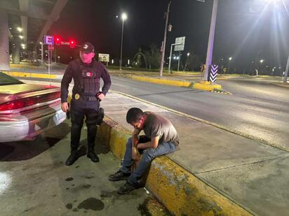 Ebrio cae en camellón y moviliza a rescatistas