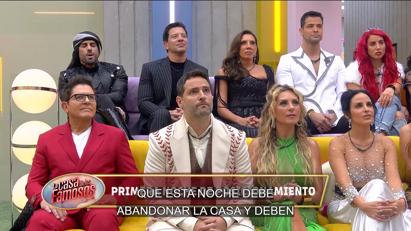 Memo Schutz luce traje inspirado en el béisbol en La Casa de los Famosos
