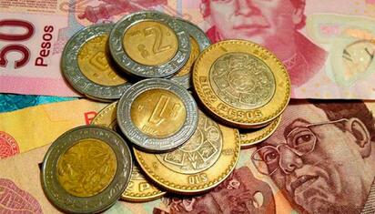 Peso mexicano cierra julio con avance frente al dólar