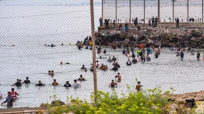 Marruecos aseguró que la reciente llegada masiva de migrantes a Ceuta fue impulsada por desinformación en internet y redes de trata de personas, según