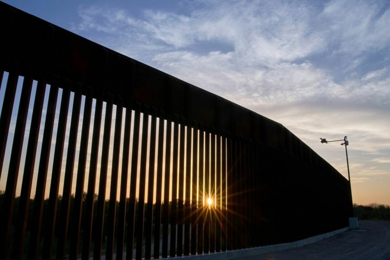 Juez permite continuar construcción de muro fronterizo en diques de Texas