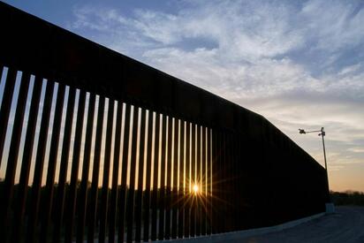 Juez permite continuar construcción de muro fronterizo en diques de Texas