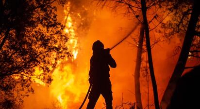 Arrestan a hombre acusado de iniciar uno de los mayores incendios en EU