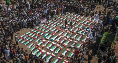 Gaza realizó un funeral masivo para despedir a 112 integrantes de una familia cuyos cuerpos fueron recuperados entre escombros tras años del conflicto.